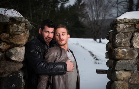 アメリカのハスキーボーイ、ビリー・サントロとドイツのイケメン、アレクサンダー・グスタボが屋外で筋肉ボディを披露