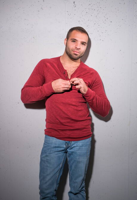 American hunky guy Braxton Smith jerk off his cock