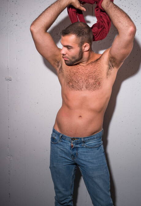 American hunky guy Braxton Smith jerk off his cock