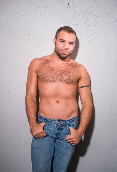 American hunky guy Braxton Smith jerk off his cock