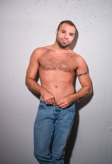 American hunky guy Braxton Smith jerk off his cock