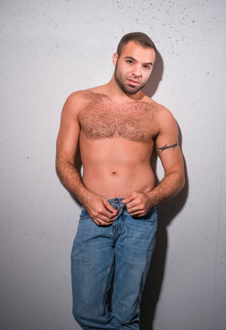 American hunky guy Braxton Smith jerk off his cock