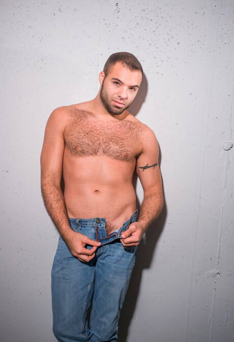 American hunky guy Braxton Smith jerk off his cock