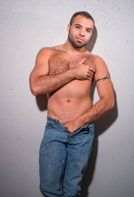 American hunky guy Braxton Smith jerk off his cock