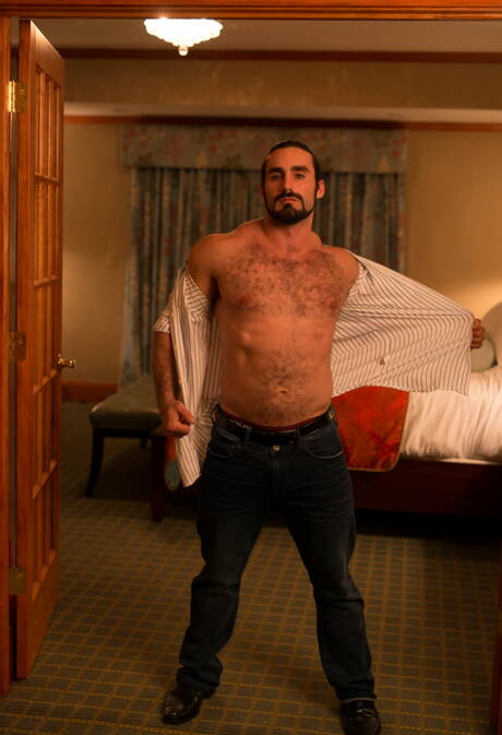 たくましい髭のビリー、アレクサンダー、ジャクソン、トニーが服を脱ぐ