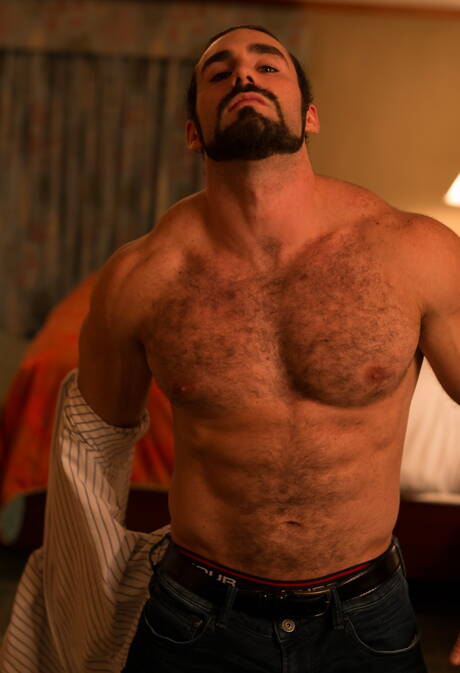 たくましい髭のビリー、アレクサンダー、ジャクソン、トニーが服を脱ぐ