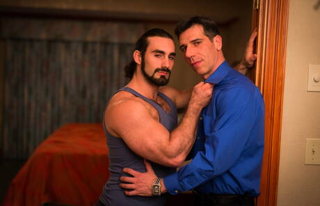 たくましい髭のビリー、アレクサンダー、ジャクソン、トニーが服を脱ぐ