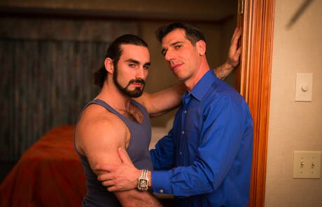 たくましい髭のビリー、アレクサンダー、ジャクソン、トニーが服を脱ぐ