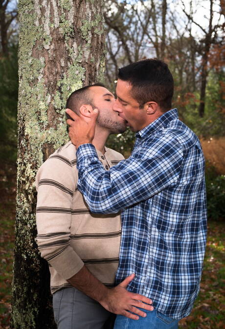 Volwassen Nick Capra poseert met hete jonge homo