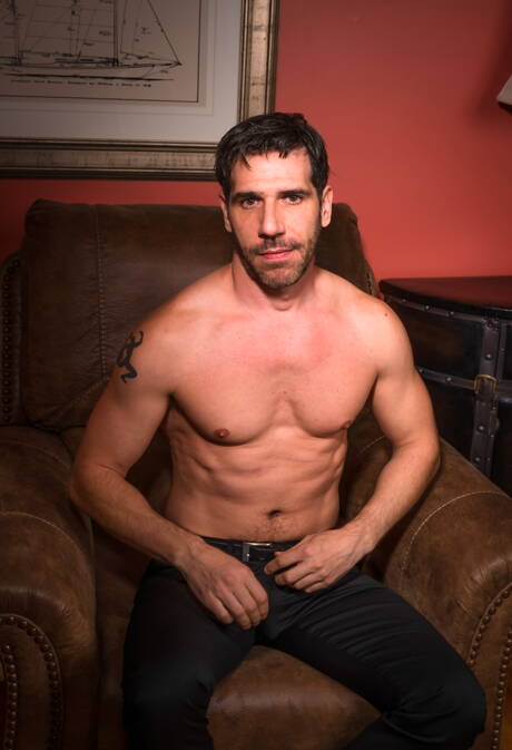 American muscular Tony Salerno jerk off his dick