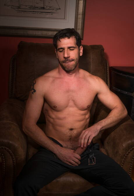 American muscular Tony Salerno jerk off his dick