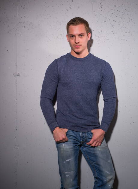 Icon Male: American beefcake Tommy Regan undressing and showing tight butt