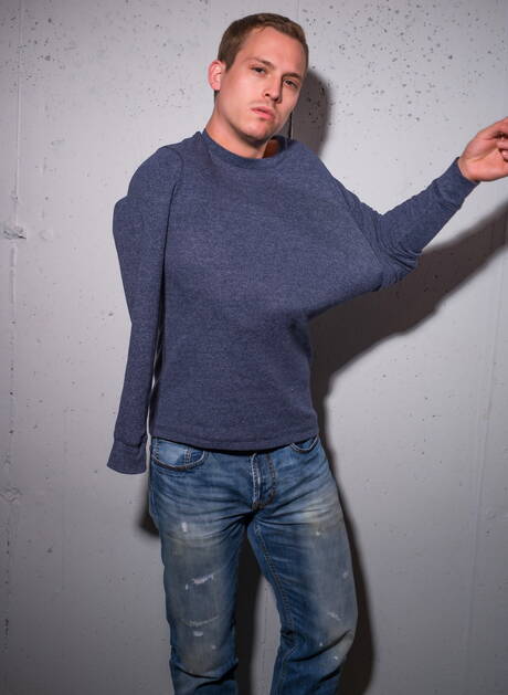 El galán americano Tommy Regan se desnuda y muestra su culo apretado