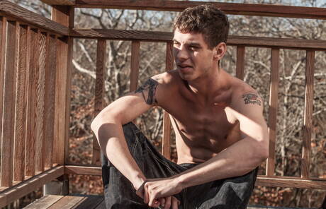 美國小伙子Sam Truitt在戶外秀出完美身材