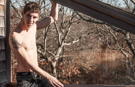 美國小伙子Sam Truitt在戶外秀出完美身材