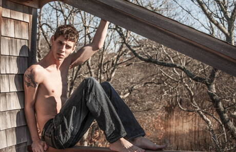 American young Sam Truitt shows a perfect body outside