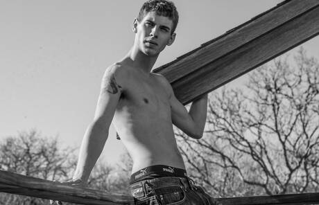 美國小伙子Sam Truitt在戶外秀出完美身材