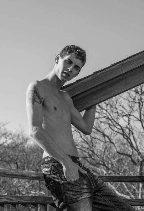 American young Sam Truitt shows a perfect body outside