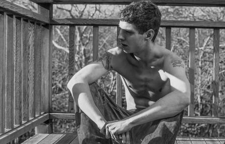 美國小伙子Sam Truitt在戶外秀出完美身材