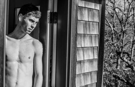 美國小伙子Sam Truitt在戶外秀出完美身材