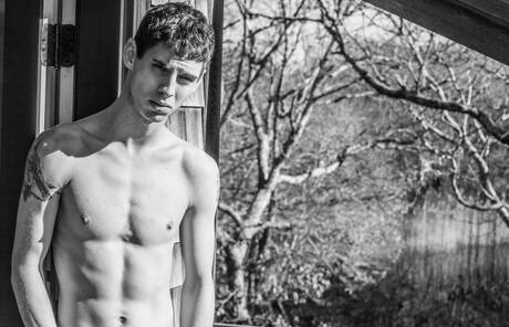 美國小伙子Sam Truitt在戶外秀出完美身材