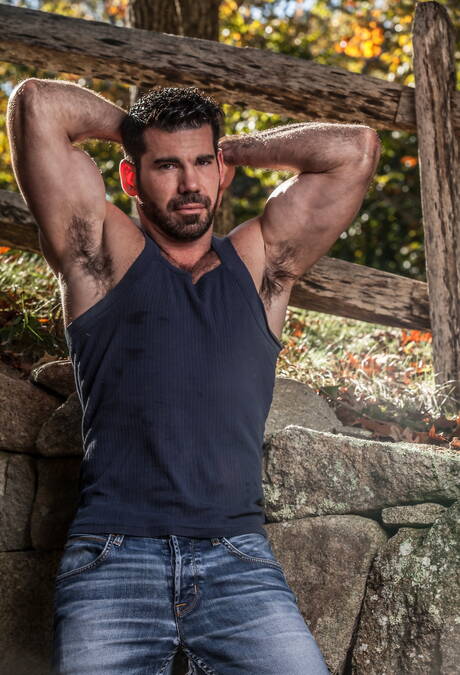 American pornstars husky guy Billy Santoro and tough guy Jacob Ladder shows a perfect body outdoor