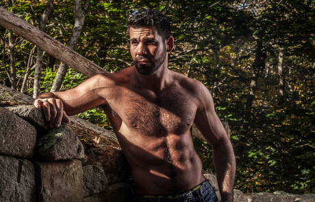 Les stars du porno américaines Billy Santoro et Jacob Ladder, deux hommes costauds, montrent un corps parfait en extérieur.