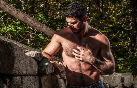 Les stars du porno américaines Billy Santoro et Jacob Ladder, deux hommes costauds, montrent un corps parfait en extérieur.