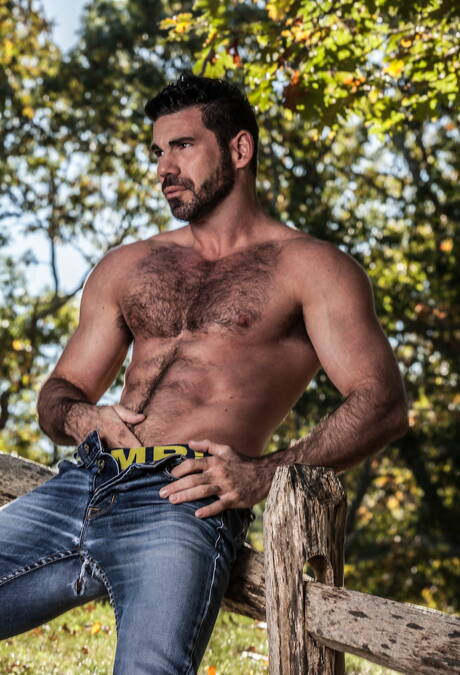 Les stars du porno américaines Billy Santoro et Jacob Ladder, deux hommes costauds, montrent un corps parfait en extérieur.