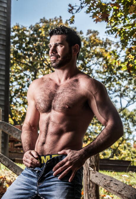 Les stars du porno américaines Billy Santoro et Jacob Ladder, deux hommes costauds, montrent un corps parfait en extérieur.