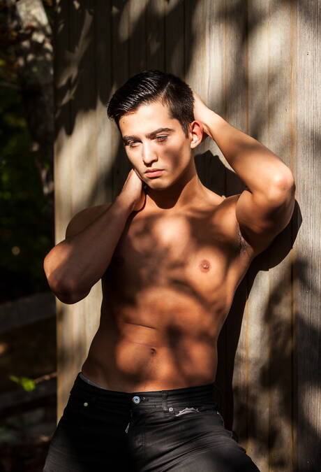 Les stars du porno américaines Billy Santoro et Jacob Ladder, deux hommes costauds, montrent un corps parfait en extérieur.