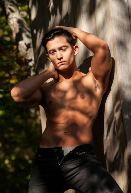 Les stars du porno américaines Billy Santoro et Jacob Ladder, deux hommes costauds, montrent un corps parfait en extérieur.