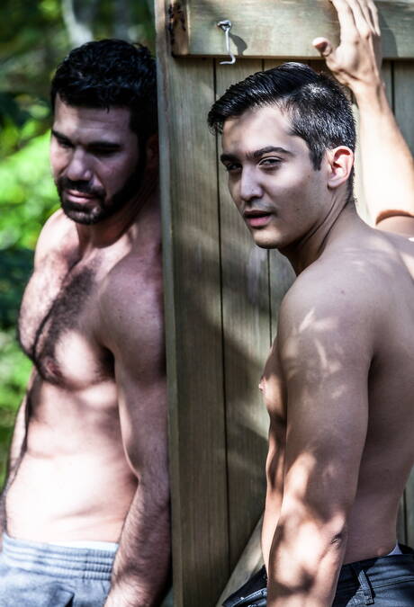 Les stars du porno américaines Billy Santoro et Jacob Ladder, deux hommes costauds, montrent un corps parfait en extérieur.