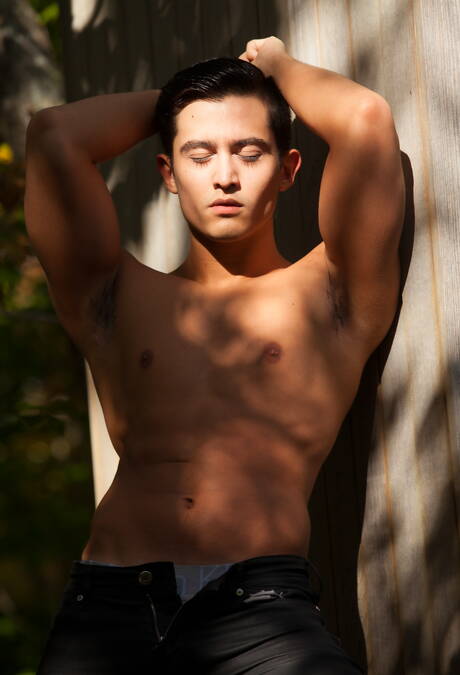 Der nette amerikanische Kerl Andrew Fitch und der Hengst Jacob Ladder posieren nackt draußen