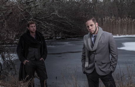 Dois garotos americanos, Connor Maguire e Wolf Hudson, exibem corpos perfeitos ao ar livre