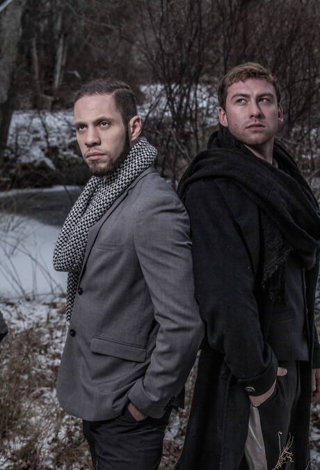 Dois garotos americanos, Connor Maguire e Wolf Hudson, exibem corpos perfeitos ao ar livre