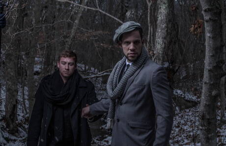 Dois garotos americanos, Connor Maguire e Wolf Hudson, exibem corpos perfeitos ao ar livre