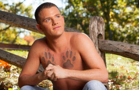 帥氣的美國男人 Billy Santoro 和身材魁梧的 Brandon Wilde 在戶外裸體擺造型