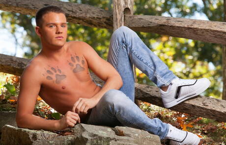 帥氣的美國男人 Billy Santoro 和身材魁梧的 Brandon Wilde 在戶外裸體擺造型