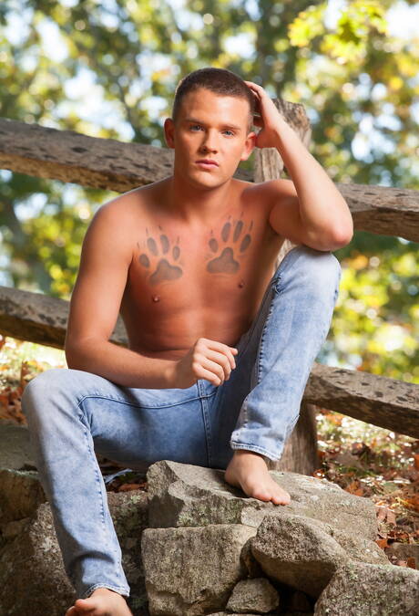 帥氣的美國男人 Billy Santoro 和身材魁梧的 Brandon Wilde 在戶外裸體擺造型