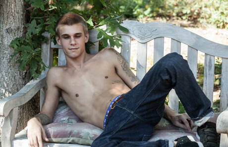 Schaamteloze jongens Brendan Patrick, Sam Truitt en Trent Ferris in hete trio-kontneukactie in de buitenlucht