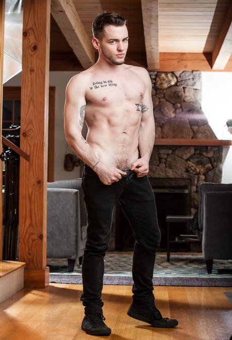 Der amerikanische Superhengst Colton Grey zieht sich aus und zeigt seinen Hintern