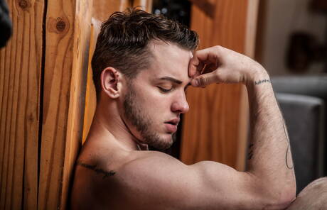 Der amerikanische Superhengst Colton Grey zieht sich aus und zeigt seinen Hintern