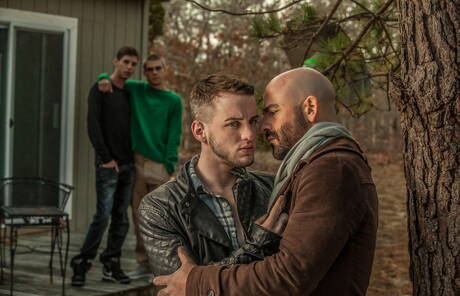 Zwei amerikanische Jungs, der haarige Hengst Adam Russo und der muskulöse Colton Grey zeigen im Freien einen kräftigen Körper