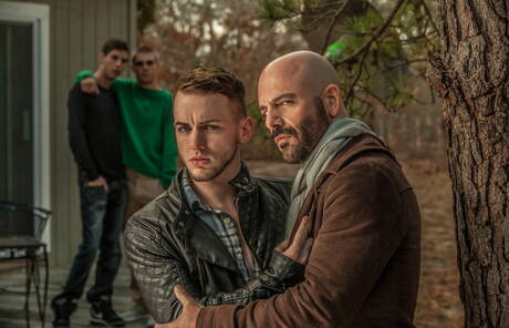 Zwei amerikanische Jungs, der haarige Hengst Adam Russo und der muskulöse Colton Grey zeigen im Freien einen kräftigen Körper