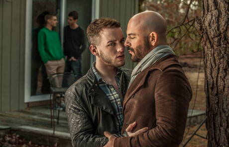 Zwei amerikanische Jungs, der haarige Hengst Adam Russo und der muskulöse Colton Grey zeigen im Freien einen kräftigen Körper