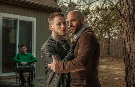 Zwei amerikanische Jungs, der haarige Hengst Adam Russo und der muskulöse Colton Grey zeigen im Freien einen kräftigen Körper