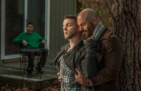 Zwei amerikanische Jungs, der haarige Hengst Adam Russo und der muskulöse Colton Grey zeigen im Freien einen kräftigen Körper