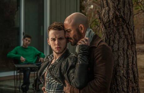 Zwei amerikanische Jungs, der haarige Hengst Adam Russo und der muskulöse Colton Grey zeigen im Freien einen kräftigen Körper