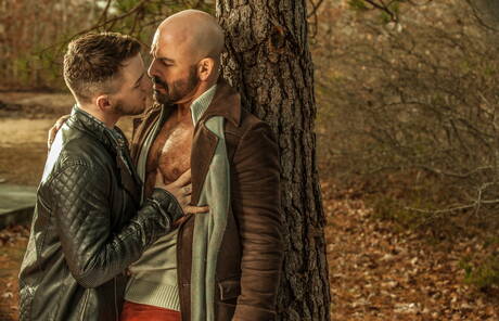 Zwei amerikanische Jungs, der haarige Hengst Adam Russo und der muskulöse Colton Grey zeigen im Freien einen kräftigen Körper